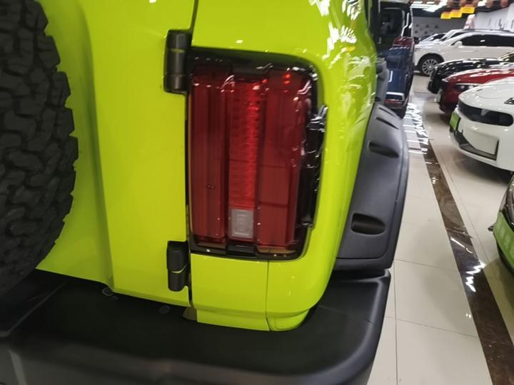 300 2022 2.0T Tank photo 7