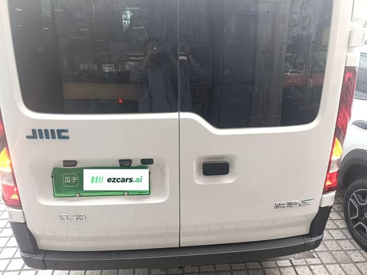 E 2025 53.58kwh Medium Wheelbase photo 3