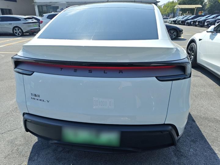Model Y 2025 RWD photo 5