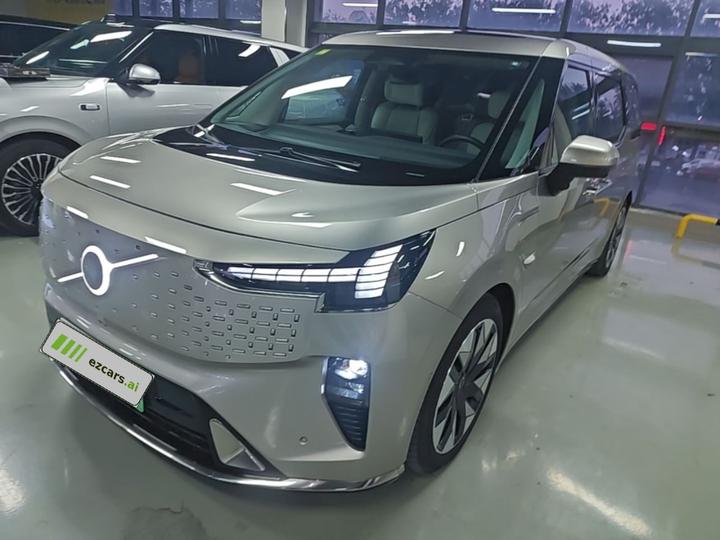 EM90 2025 Ultra 6-Seater