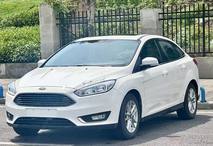 Focus 2015 Sedan 1.6L MT