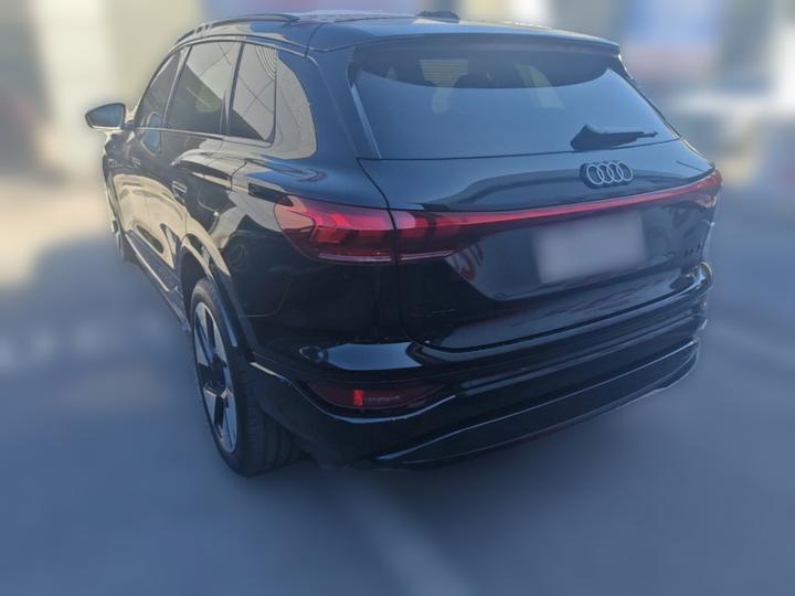 Q6L e-tron 2026 Pilot photo 4
