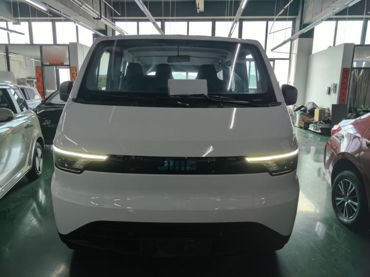 E 2025 41.86kwh Short Wheelbase photo 2