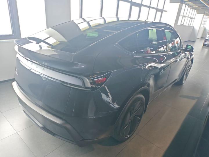 Model Y 2025 RWD photo 4