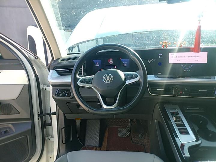 2023 330TSI Luxury photo 6