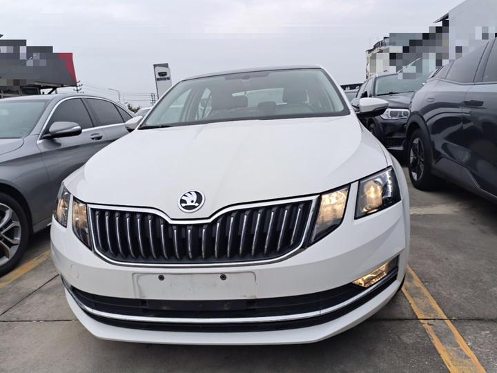 Octavia 2018 1.6L AT Luxury photo 2