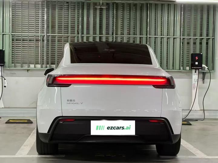 Model Y 2025 RWD photo 5
