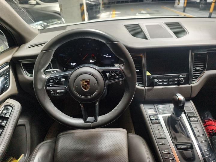 2017 Macan 2.0T photo 3