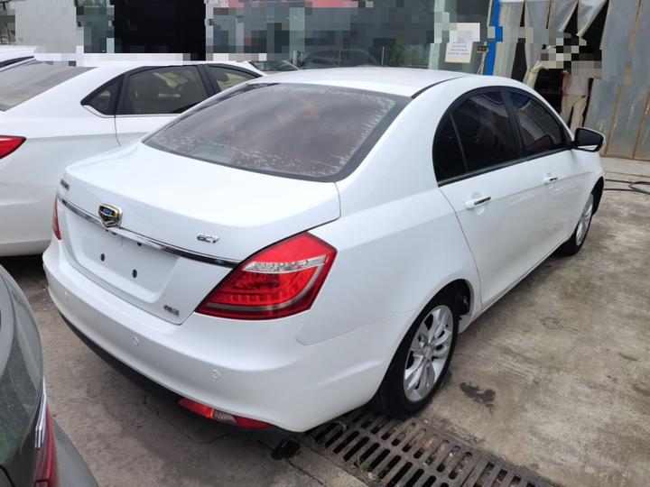 Emgrand 2015 Sedan 1.5L CVT photo 4