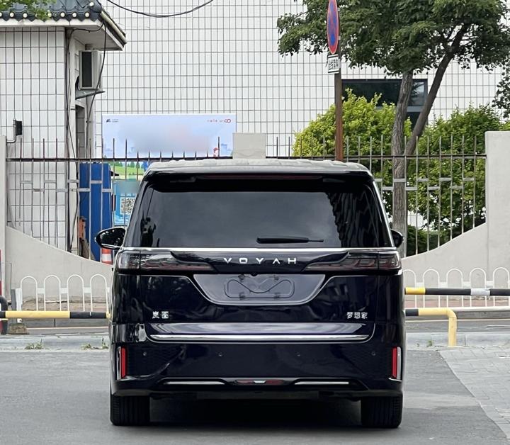 Voyah Dreamer 2024 PHEV Extended Range Excellence photo 3