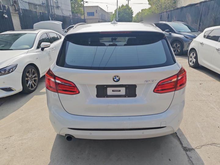2 Series Wagon 2016 218i Sport Design Package photo 3