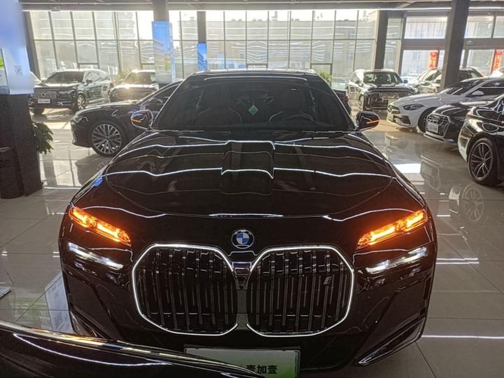 i7 2023 eDrive50L Exclusive M Sport Package photo 2
