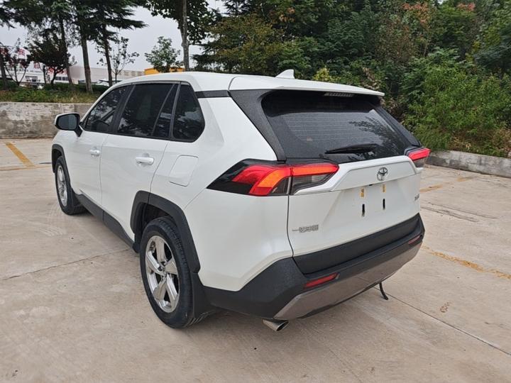 RAV4 2021 2.0L CVT RWD photo 4