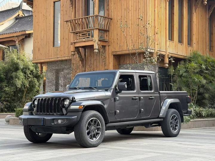 2023 3.6L Overland