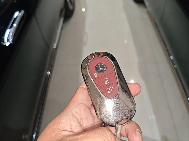 E-Class EV 2024 E 350 e L PHEV photo 8