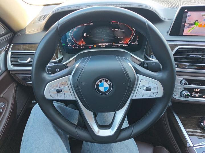 7 Series 2021 730Li Luxury photo 6