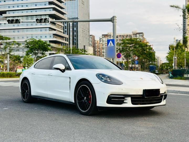 2017 Panamera 4 Executive Extended 3.0T photo 3