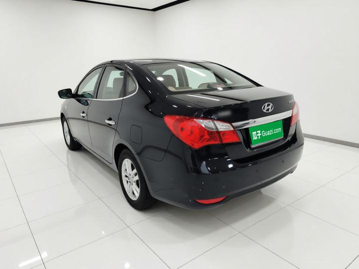 Dynamic 2011 1.6L MT Luxury photo 4