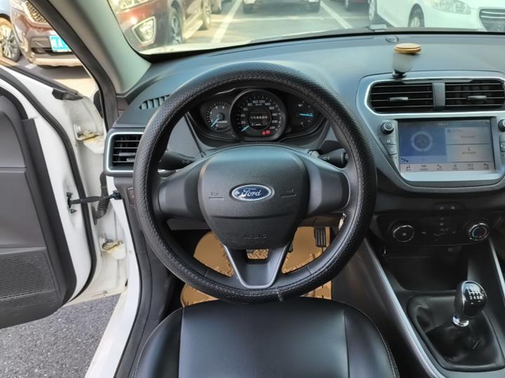 Escort 2019 1.5L MT photo 6