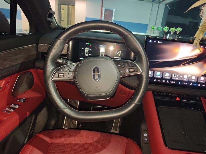 HIMA AITO M5 2022 EV AWD Performance photo 3