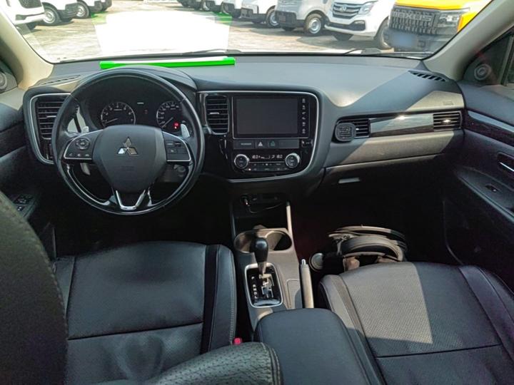 Outlander 2016 2.4L AWD Luxury 7-Seater photo 5