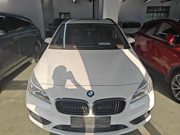 2 Series Wagon 2016 218i Leading photo 2