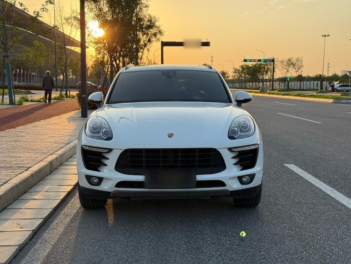 2017 Macan 2.0T photo 2