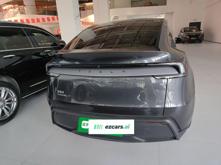 Model Y 2025 RWD Launch Edition photo 5