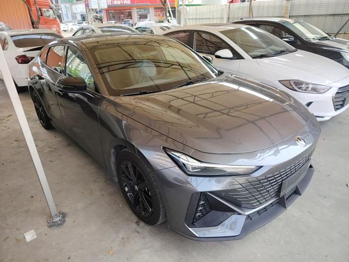 UNI-V 2022 1.5T Premium photo 3