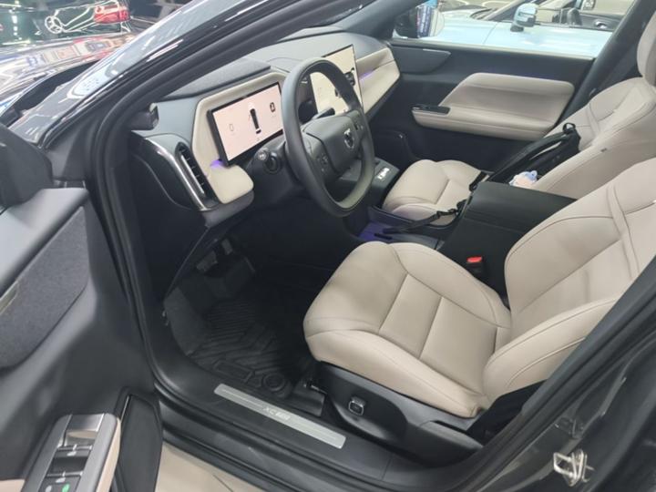 XC70 Hybrid 2026 RWD Long Range Core photo 4