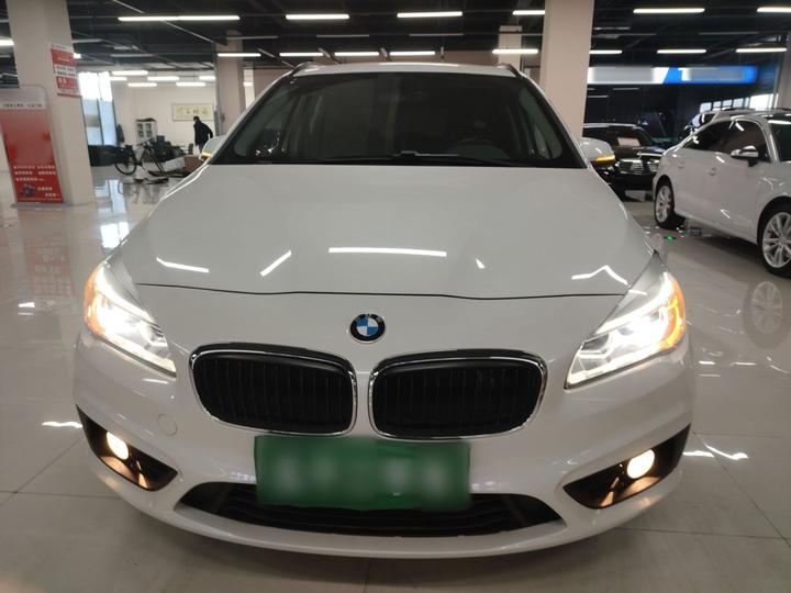 2 Series Wagon 2016 218i Leading photo 2