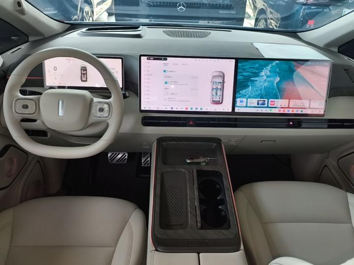 2025 AWD 8 photo 5