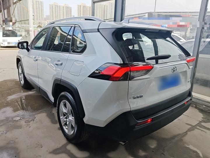 RAV4 2022 2.0L CVT RWD photo 4