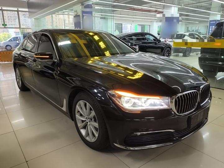 7 Series 2016 730Li Leading photo 3