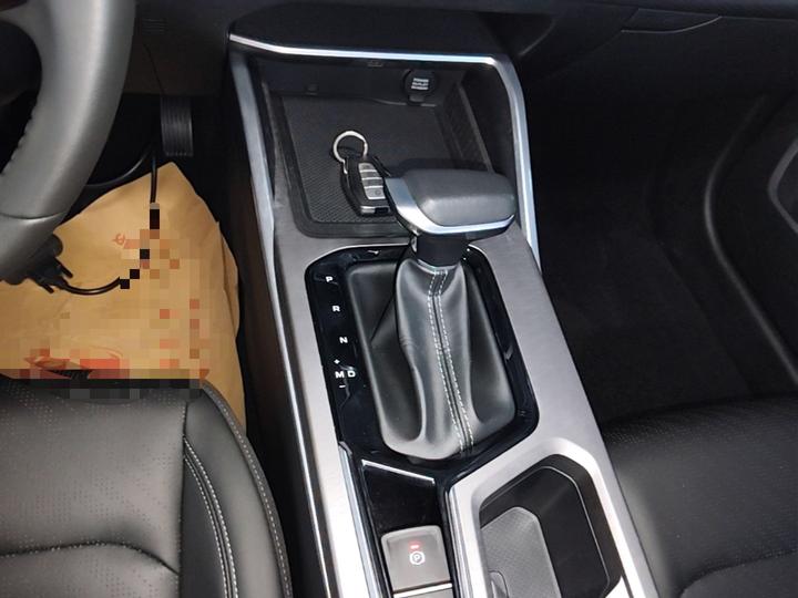 Emgrand 2022 4 1.5L CVT Premium photo 8