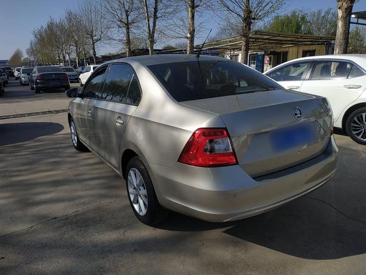 Rapid 2015 1.6L AT photo 4