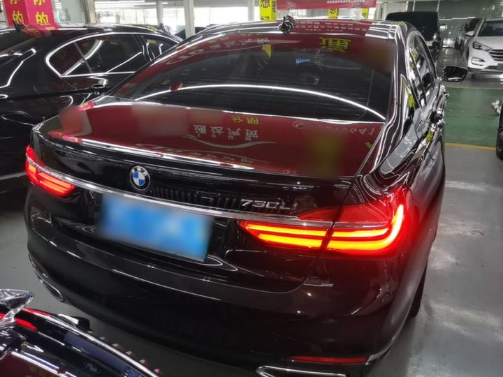 7 Series 2017 730Li Leading photo 5