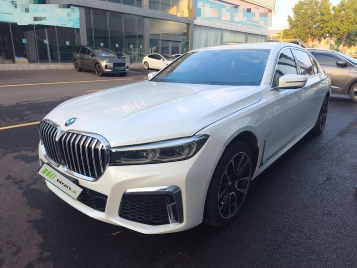 7 Series 2016 730Li Leading