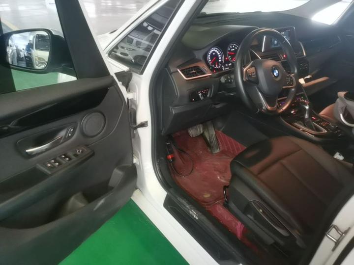 2 Series Wagon 2018 218i Leading photo 3