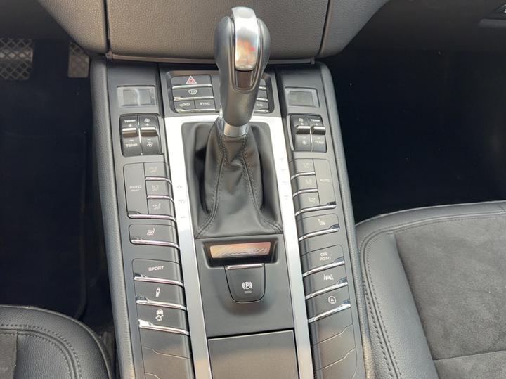 2017 Macan 2.0T photo 6