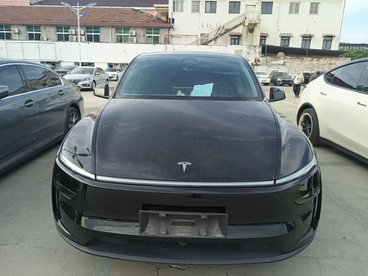 Model Y 2025 RWD Launch Edition photo 2