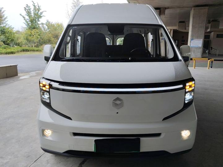 V919 2025 88kwh Long Wheelbase High Roof 6-Seater photo 2