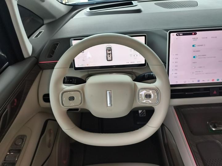 2025 AWD 8 photo 6