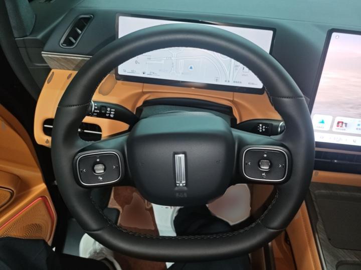 2025 AWD 8 photo 6