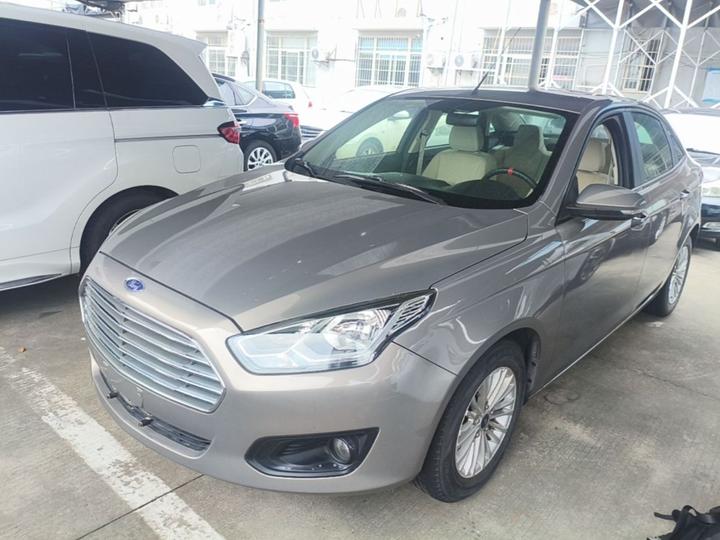 Escort 2015 1.5L MT Comfort