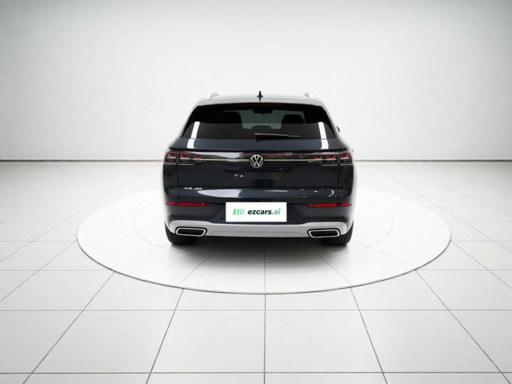 2024 330TSI Luxury photo 5