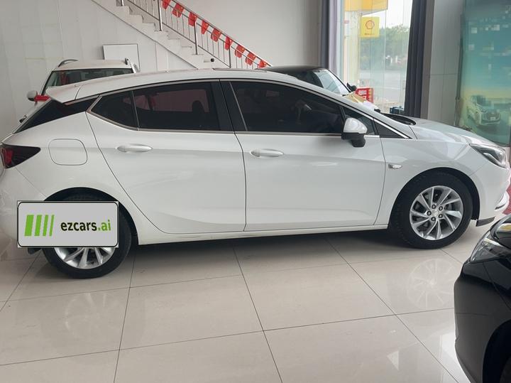 Verano 2016 Hatchback 15S AT Leading photo 3