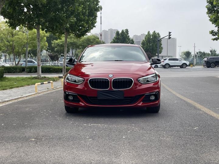1 Series 2018 118i Sport photo 2