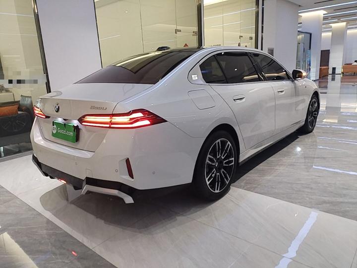 5 Series 2025 530Li Leading M Sport Package photo 4
