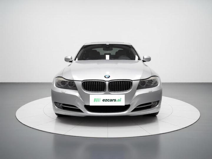 3 Series 2011 320i Luxury photo 2